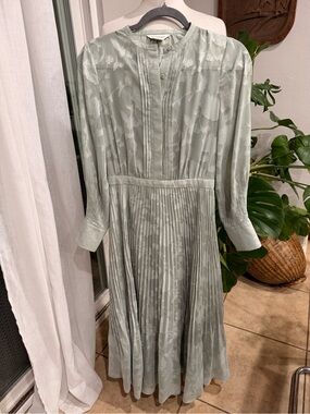 Club Monaco Sage Green Pleated Midi Dress Floral Textured Long Sleeve Size 0
